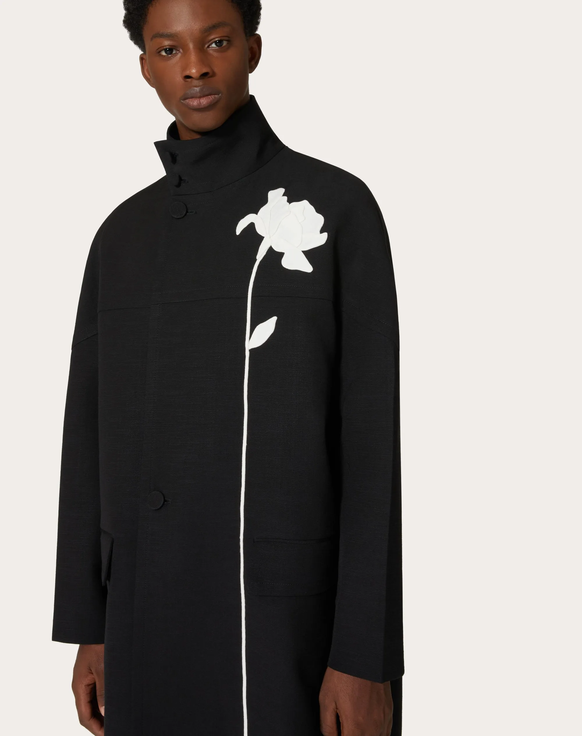 CABAN COLLO ALTO IN SHANTUNG DI SETA CON RICAMO FIORE