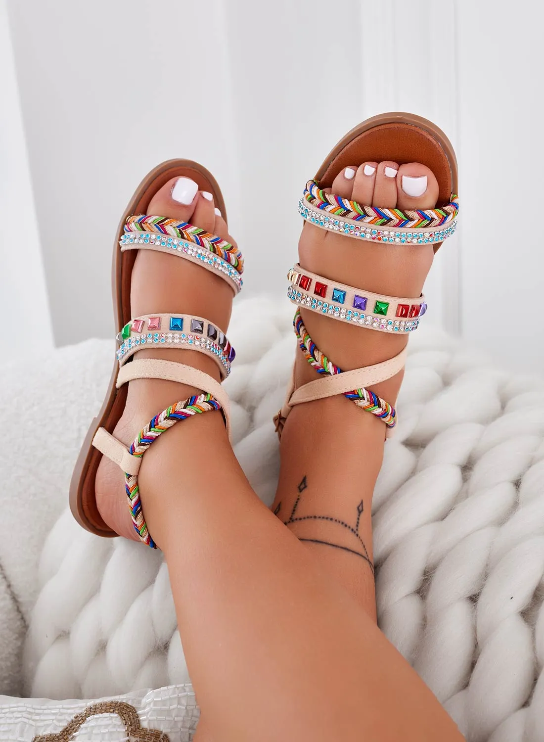 HENRY - Sandali beige bassi con strass e borchie multicolor