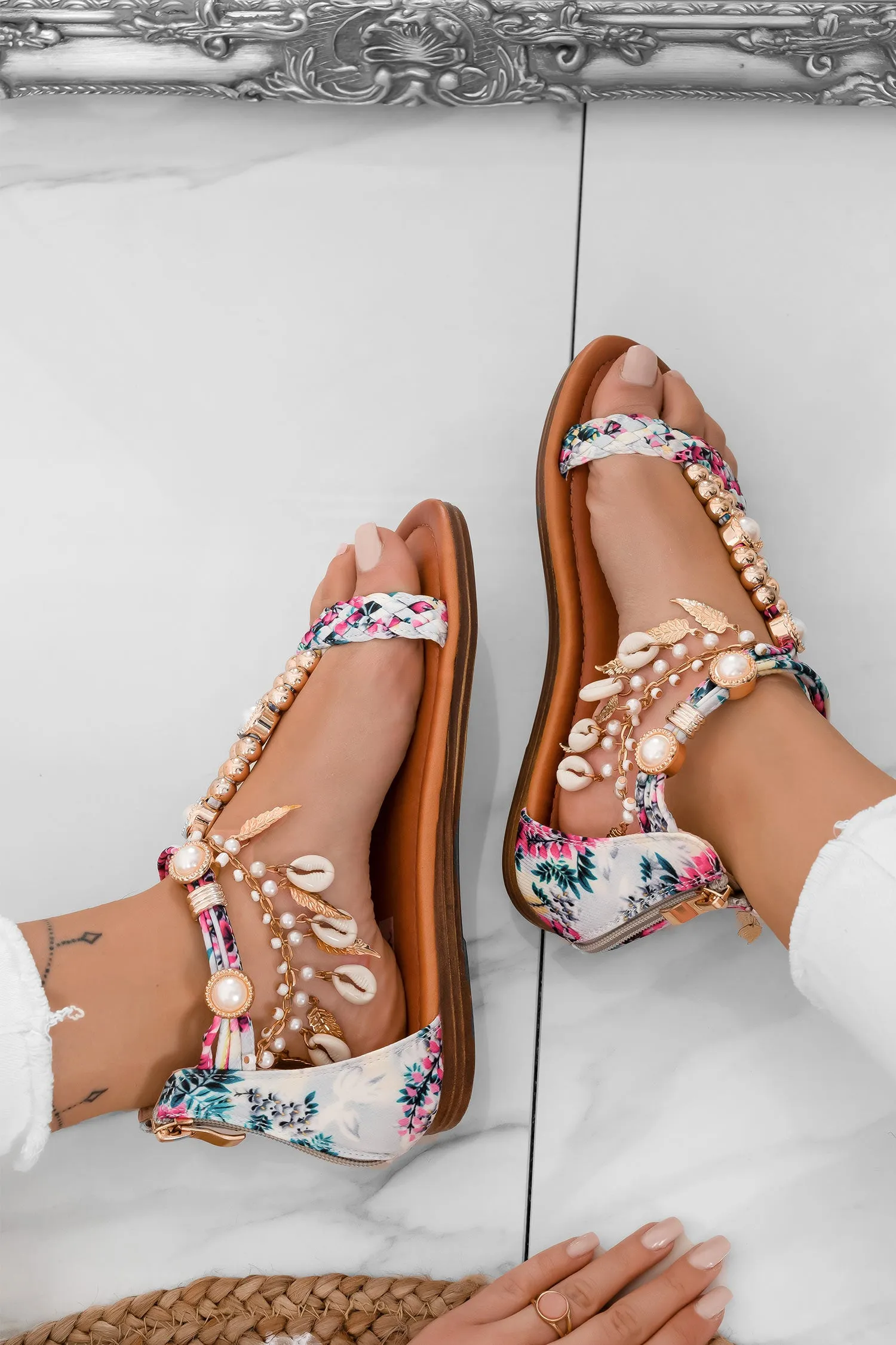 Sandali bassi multicolor con applicazioni