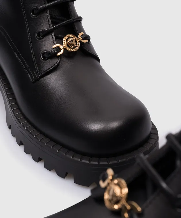 Versace Stivali in pelle nera con logo Medusa '95 in metallo 10113871A02254